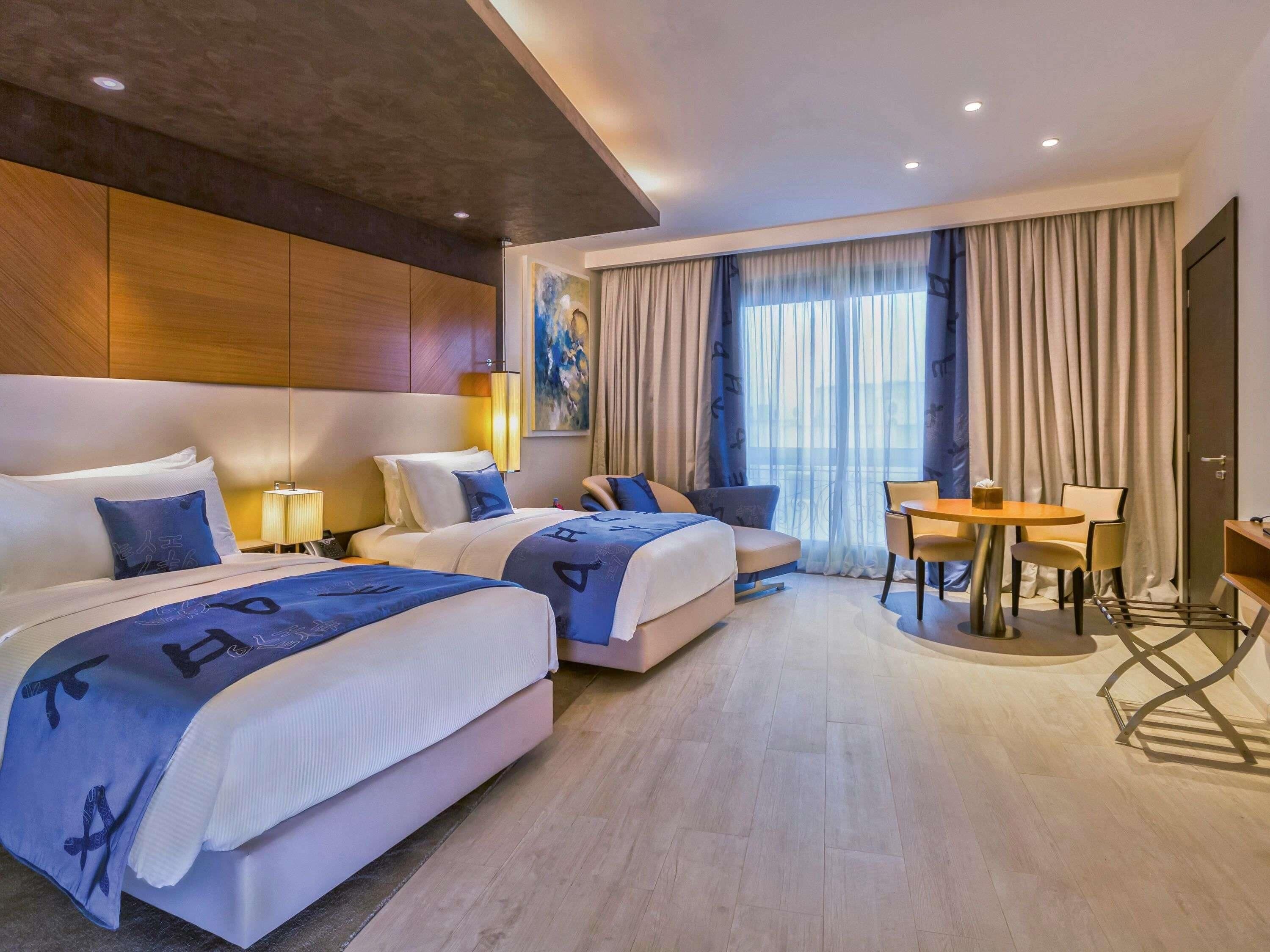 Hochwertige Bettwaren, Zimmersafe, individuell dekoriert