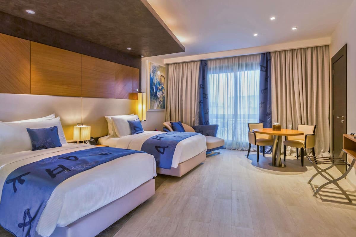 Hochwertige Bettwaren, Zimmersafe, individuell dekoriert