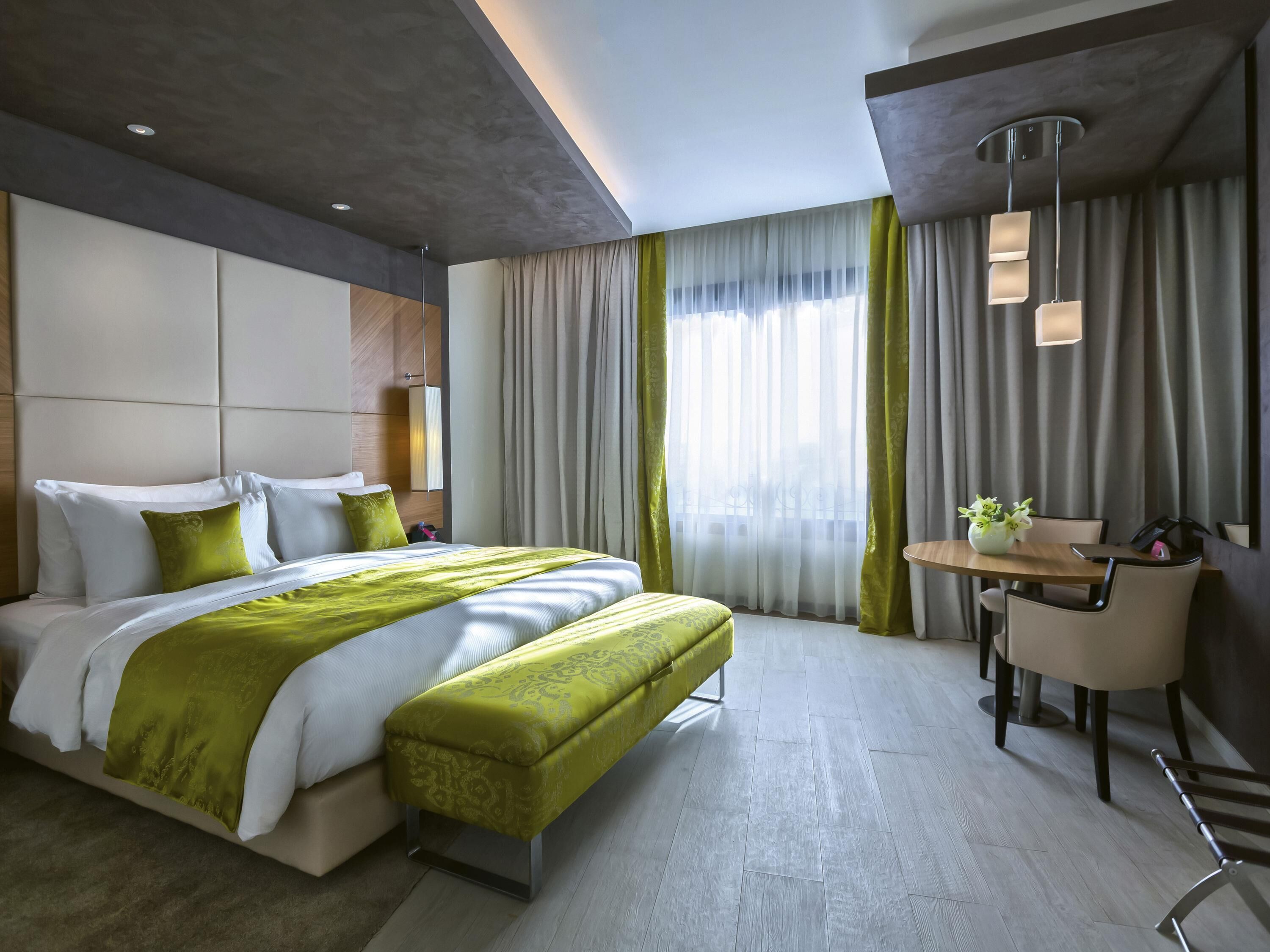 Ropa de cama de alta calidad y caja de seguridad en la habitación 