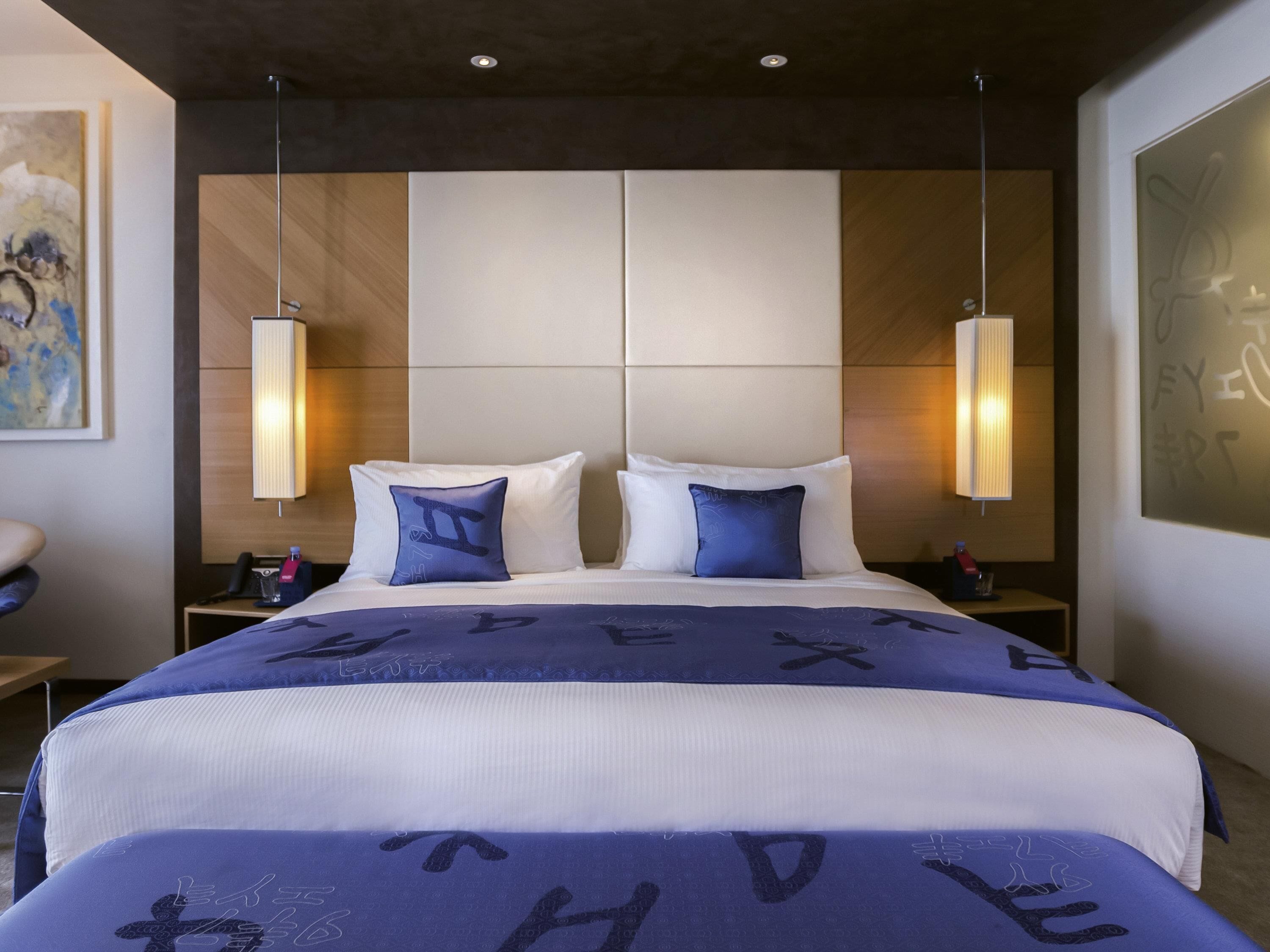 Ropa de cama de alta calidad y caja de seguridad en la habitación 