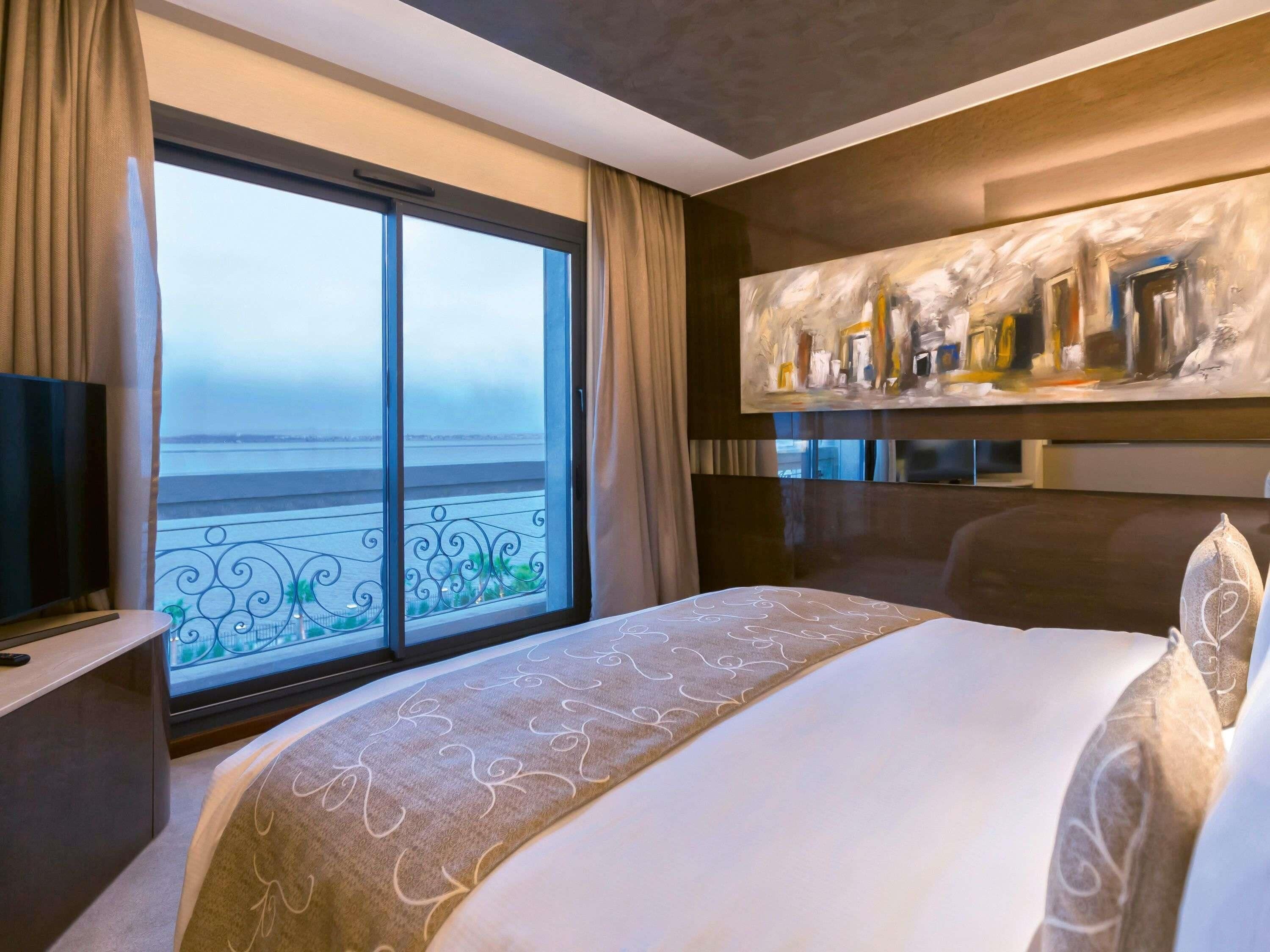 Ropa de cama de alta calidad y caja de seguridad en la habitación 