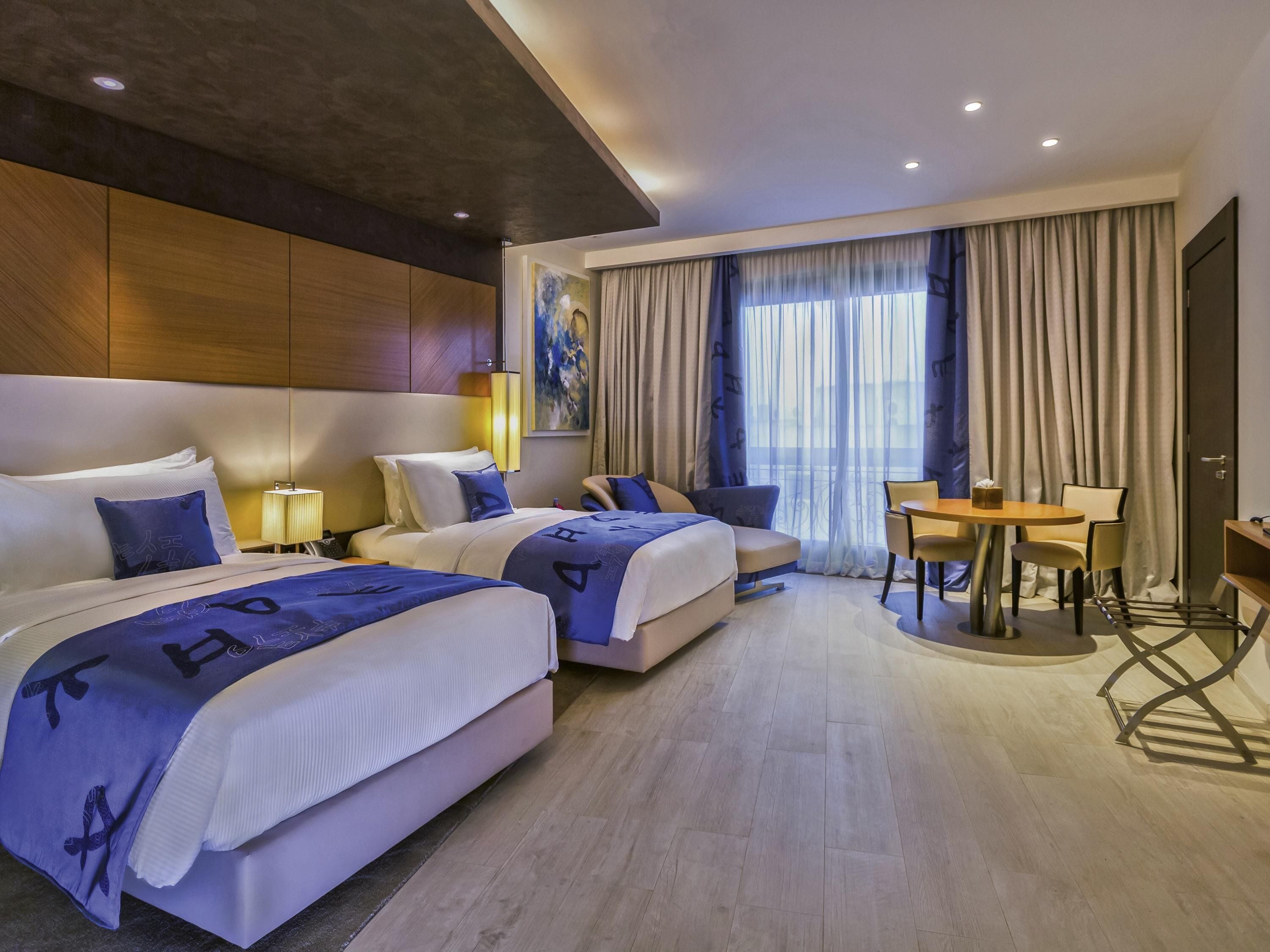 Ropa de cama de alta calidad y caja de seguridad en la habitación 