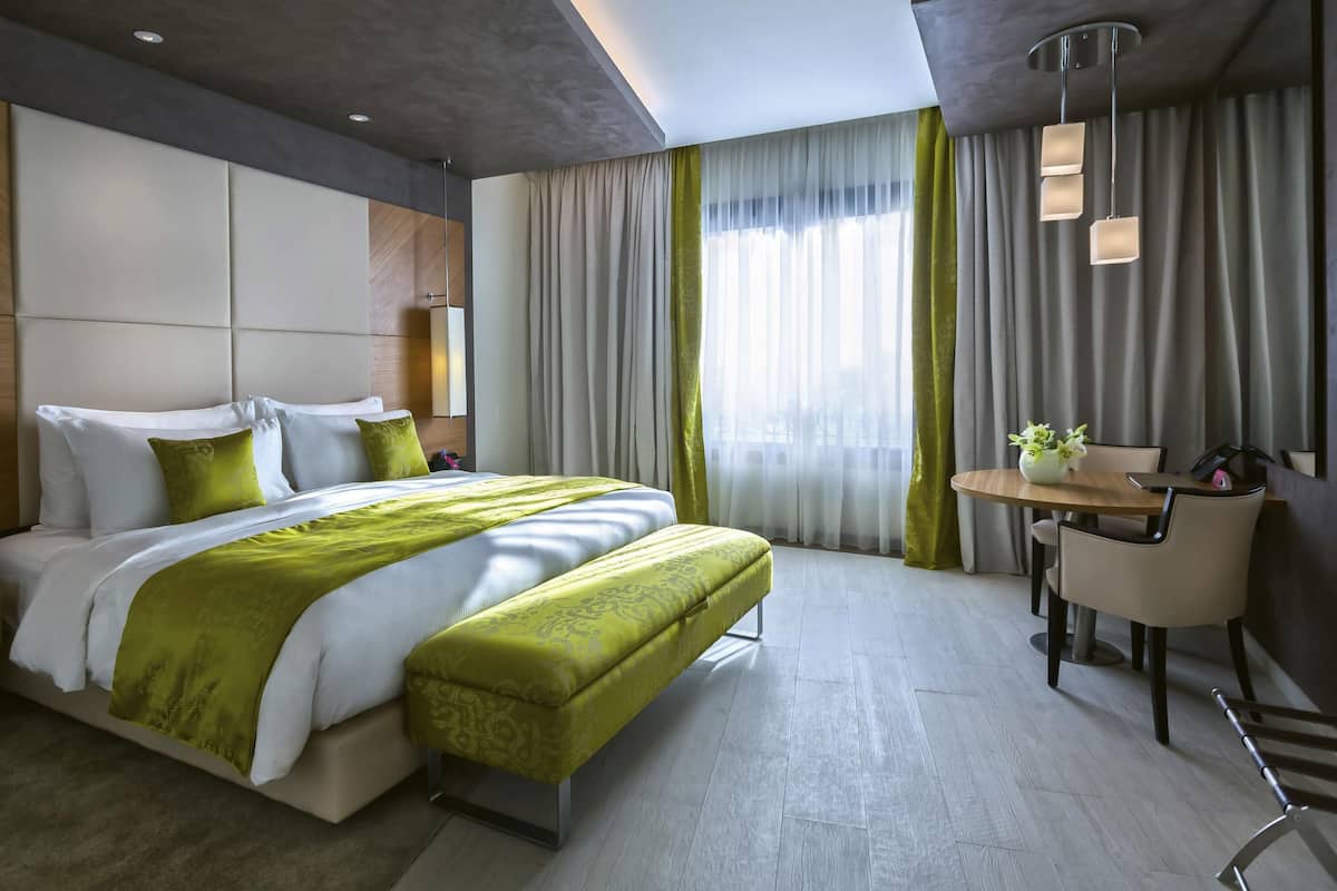 Hochwertige Bettwaren, Zimmersafe, individuell dekoriert