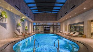 Piscina interna, funciona das 6h às 22h, espreguiçadeiras