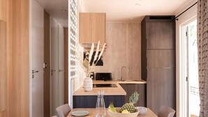 Premium Cottage, 3 Bedrooms, 2 Bathrooms | Private kitchen | Fridge, microwave, stovetop - L'Orée de l'Océan (Landevieille)