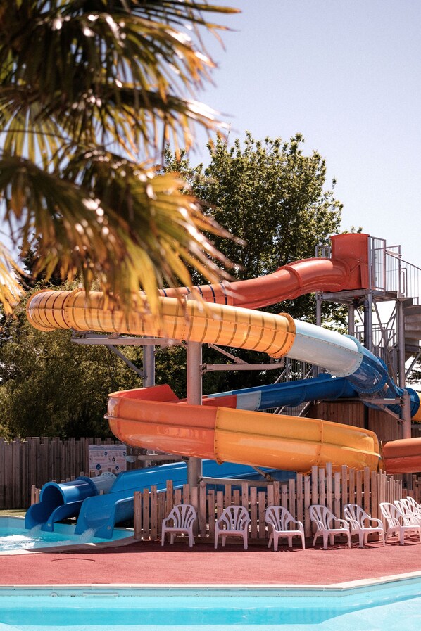 Una piscina cubierta, una piscina al aire libre de temporada