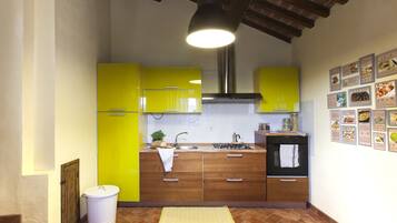 Traditional Apartment, 2 Bedrooms | Private kitchenette