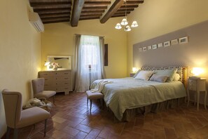 1 bedroom, desk, iron/ironing board, free cots/infant beds - Allegro Agriturismo Argiano (Arezzo)