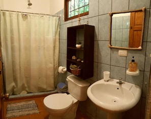 Appartement, aan de binnenplaats | Badkamer | Een douche, gratis toiletartikelen