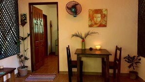 Appartement, côté cour intérieure | Restauration dans la chambre