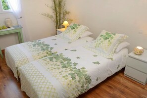 Kamer, 1 twee- of 2 eenpersoonsbedden (Brins d'Herbes) | Verduisterende gordijnen, een strijkplank/strijkijzer, gratis wifi
