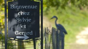 Un panneau d’accueil avec une flèche indiquant la direction.