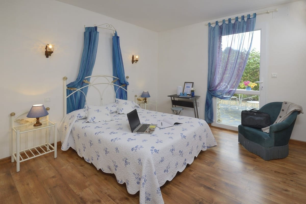 Une chambre à coucher avec un lit, un bureau et une chaise.