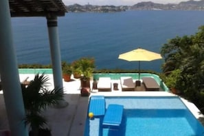 Piscine extérieure, parasols de plage, chaises longues