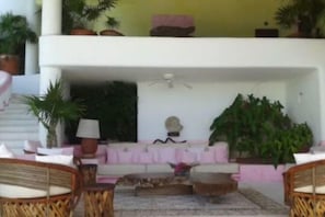 Villa Familiale, 4 chambres | Coin séjour | Télévision à écran plat