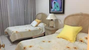 Family Townhome, 3 Bedrooms | 3 bedrooms, individually decorated, individually furnished