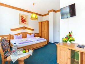 Minibar, desk, free cots/infant beds, free WiFi - Hotel Ristorante Piccolo (Thale)