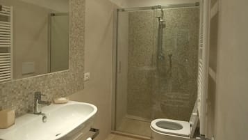 Doccia, asciugacapelli, bidet, asciugamani