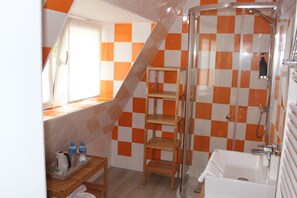 Comfort kamer, 1 twee- of 2 eenpersoonsbedden, 2 eenpersoonsbedden | Badkamer | Gratis toiletartikelen, een haardroger, handdoeken