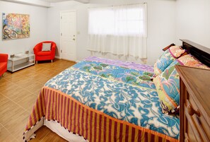 1 slaapkamer, een bureau, een strijkplank/strijkijzer, reisbedje