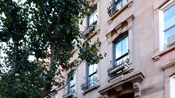 A row of multi-story brick buildings with a central staircase leading to the entrance. - 1 Bedroom Apt Hoboken  - Close to NYC/MetLife - FIFA (Hoboken)