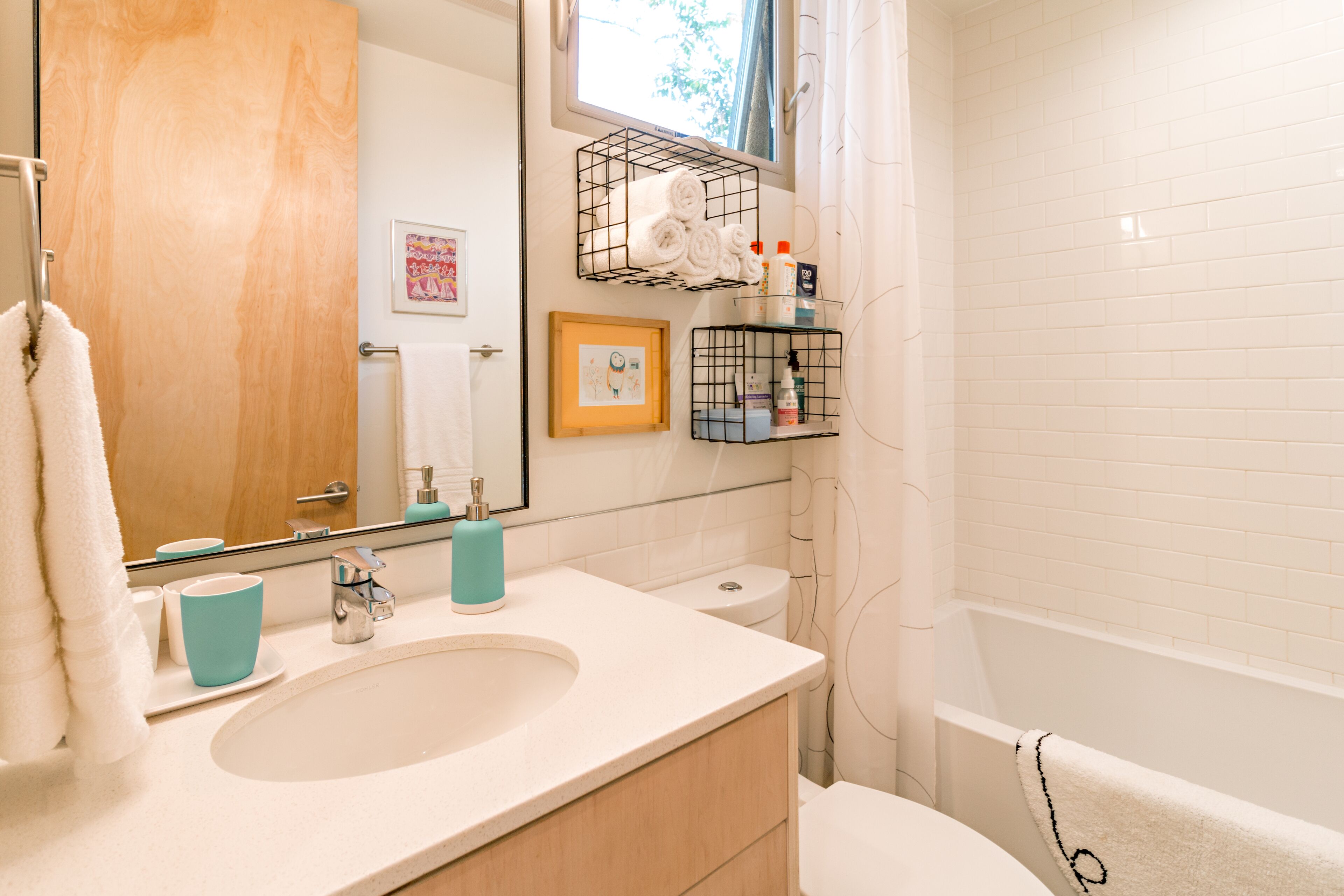 Baignoire, articles de toilette gratuits, sèche-cheveux