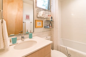 Bathtub, free toiletries, hair dryer, towels