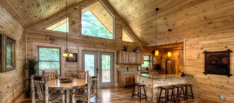 Sweet T's Cabin Great Smoky Mtns, Hot Tub, Polar Express, King Bed, WiFi