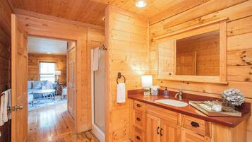 5 bedrooms, desk, iron/ironing board, travel crib