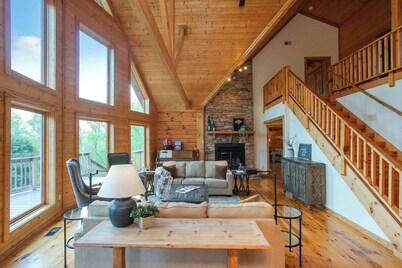 18-Acre Hideaway: Hot Tub