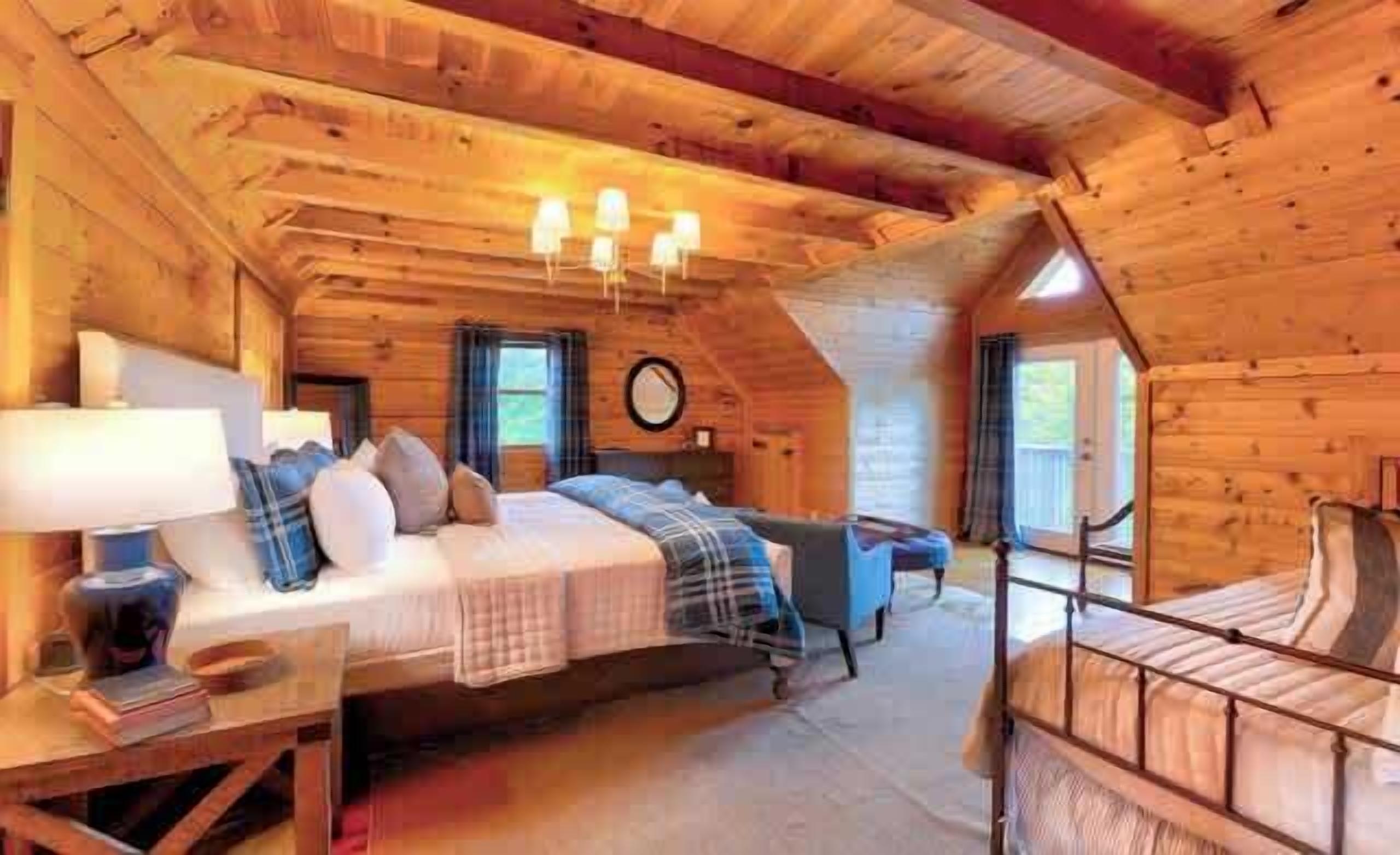 5 bedrooms, desk, iron/ironing board, travel crib