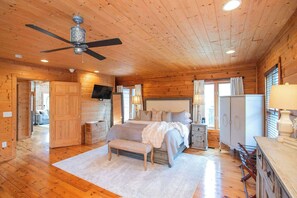 5 bedrooms, desk, iron/ironing board, travel crib