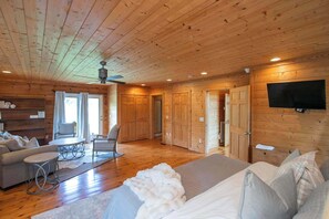 5 多间卧室、办公桌、熨斗/熨衣板、旅行婴儿床