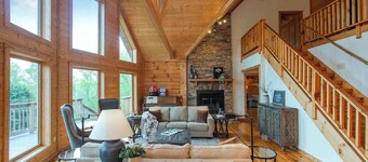 18-Acre Hideaway: Hot Tub