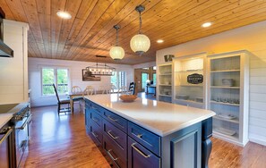 Fridge, microwave, oven, stovetop - 5 BR Luxury Cabin | Pool, Hot Tub & Game Room (Franklin)