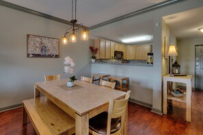 Dining - 2 Master king suite with Amazing Views!! Pools, hot tub, and lots of amenities (Pigeon Forge)