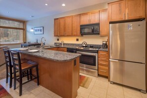 Fridge, microwave, oven, stovetop - 2923 | Wildlife, gorgeous kitchen, cozy fireplace. (Keystone)