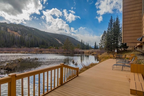 Kauniisti päivitetty 1 makuuhuone historiallisessa Riverbank Lodge.