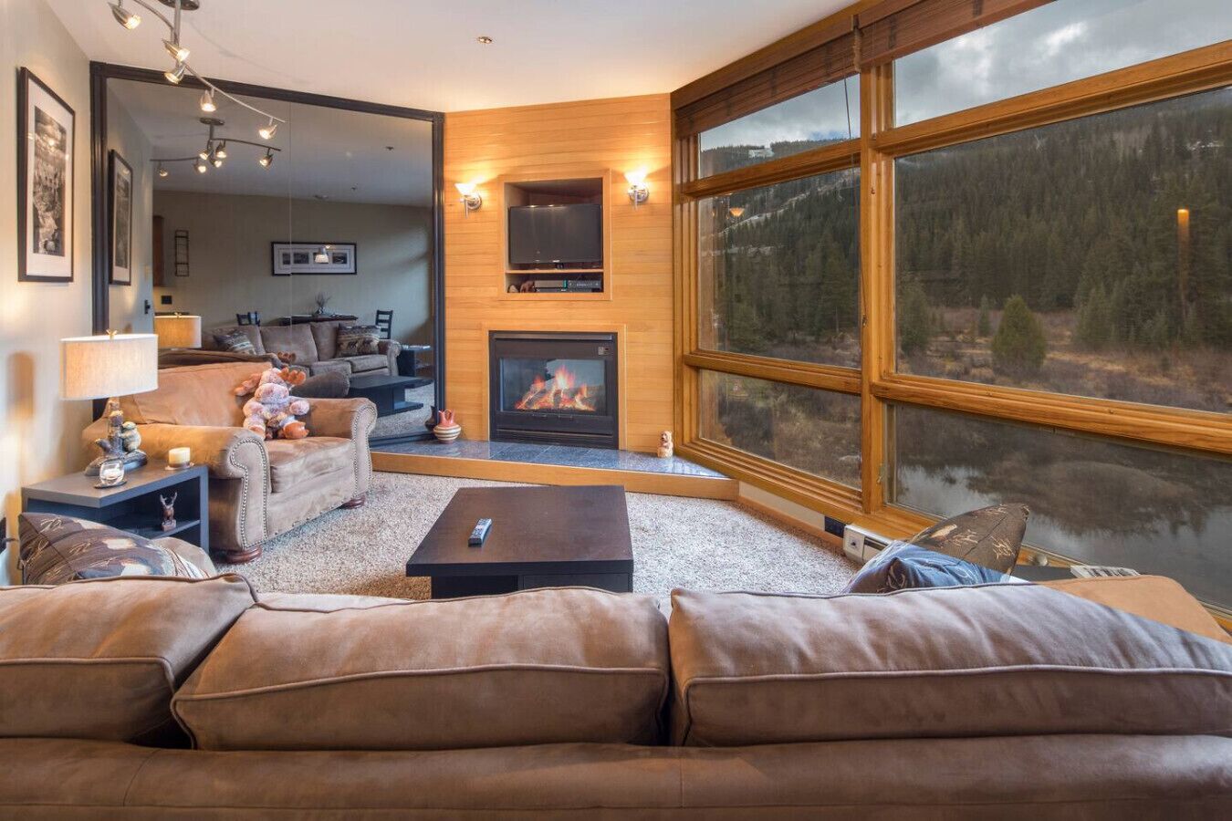 Een televisie en een open haard