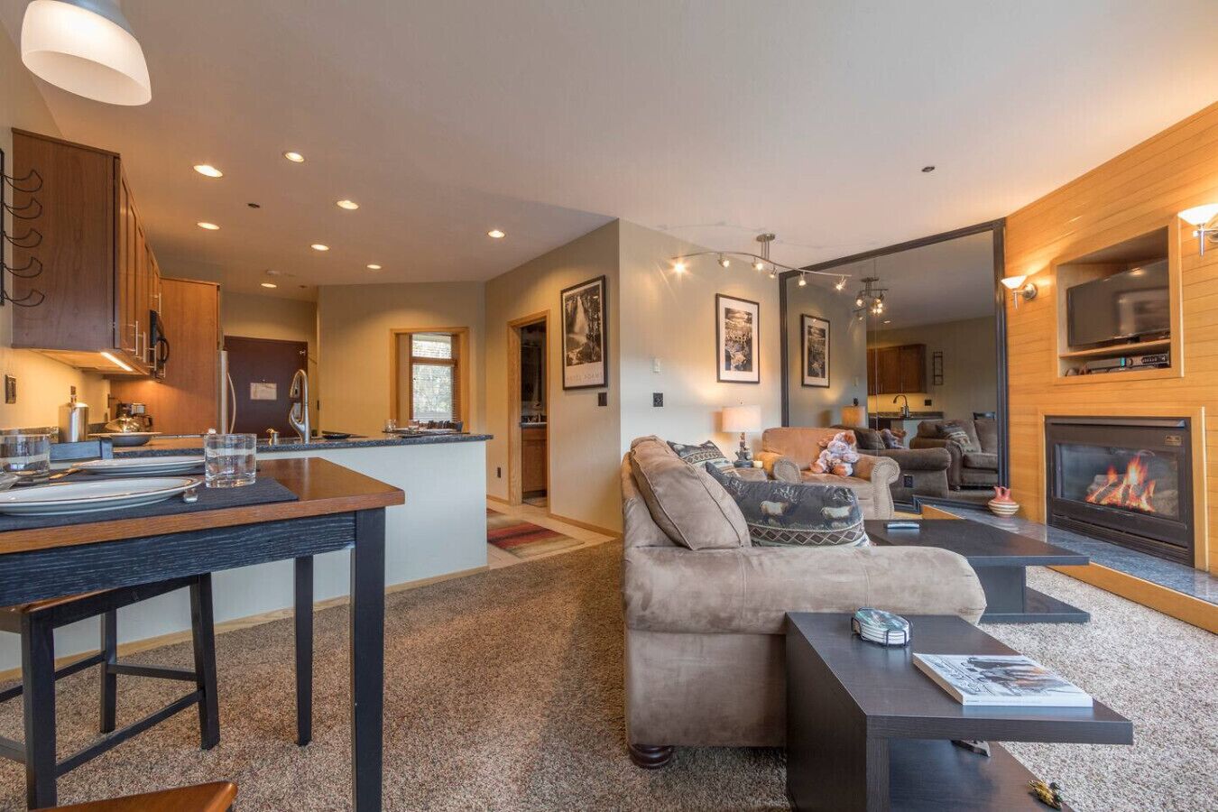 Televisión y chimenea 