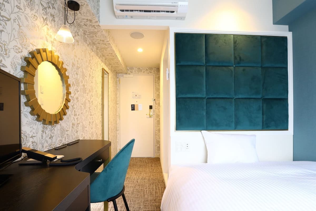 Literie de qualitĂ©, dĂ©cor unique, bureau, rideaux dâobscurcissement