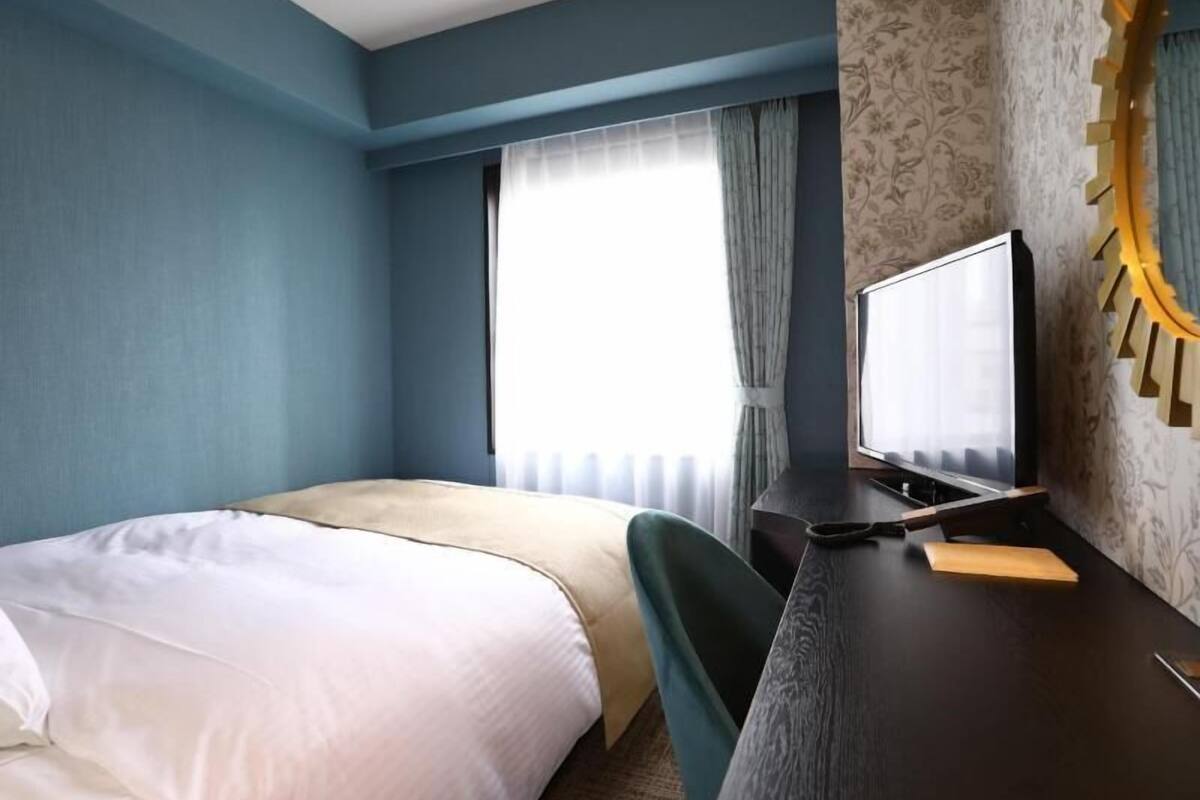 Premium bedding, individually decorated, desk, blackout drapes