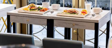 Daily buffet breakfast (JPY 1980 per person)