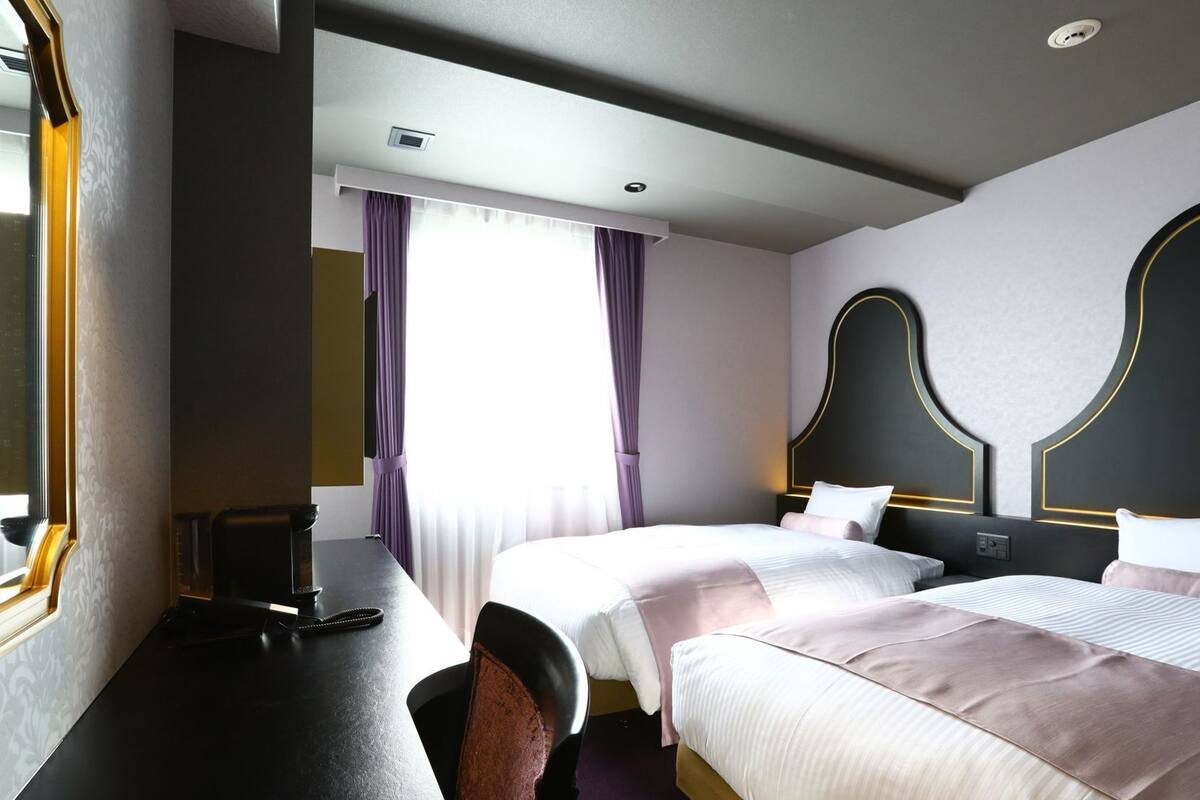 Luxe beddengoed, een bureau, verduisterende gordijnen