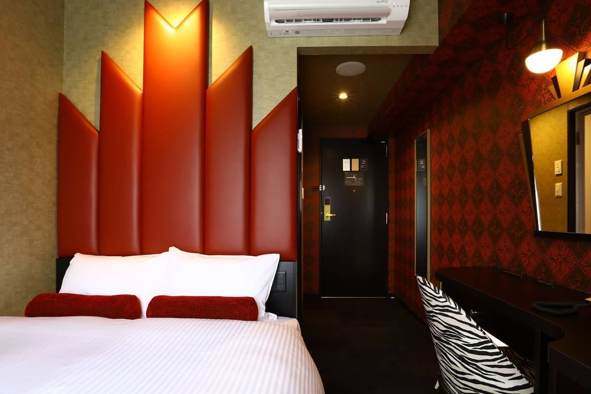 Literie de qualitĂ©, dĂ©cor unique, bureau, rideaux dâobscurcissement