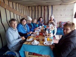 2 間餐廳，供應早餐、午餐和晚餐，當地和國際料理