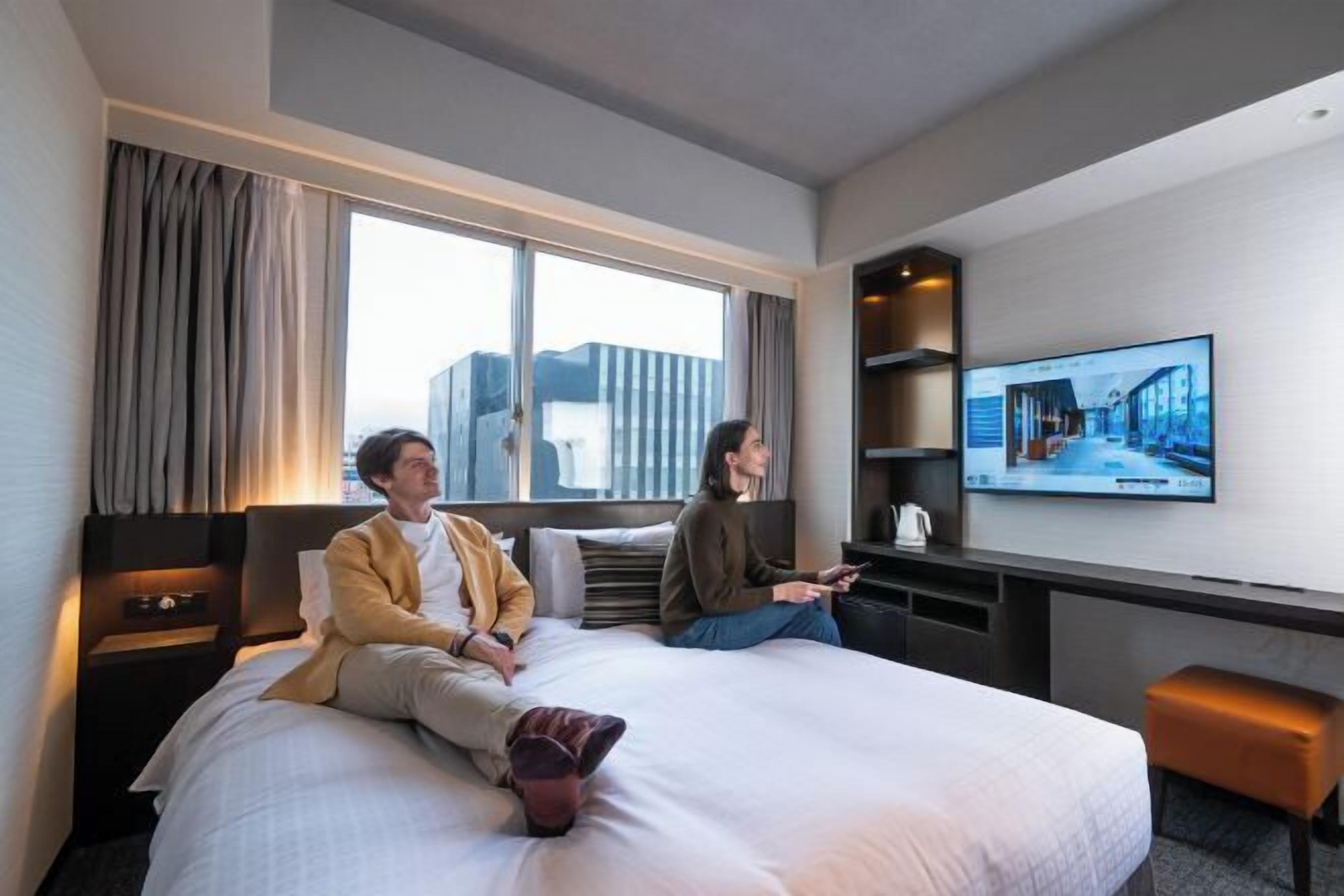 客房内保险箱、办公桌、遮光窗帘、熨斗/熨板