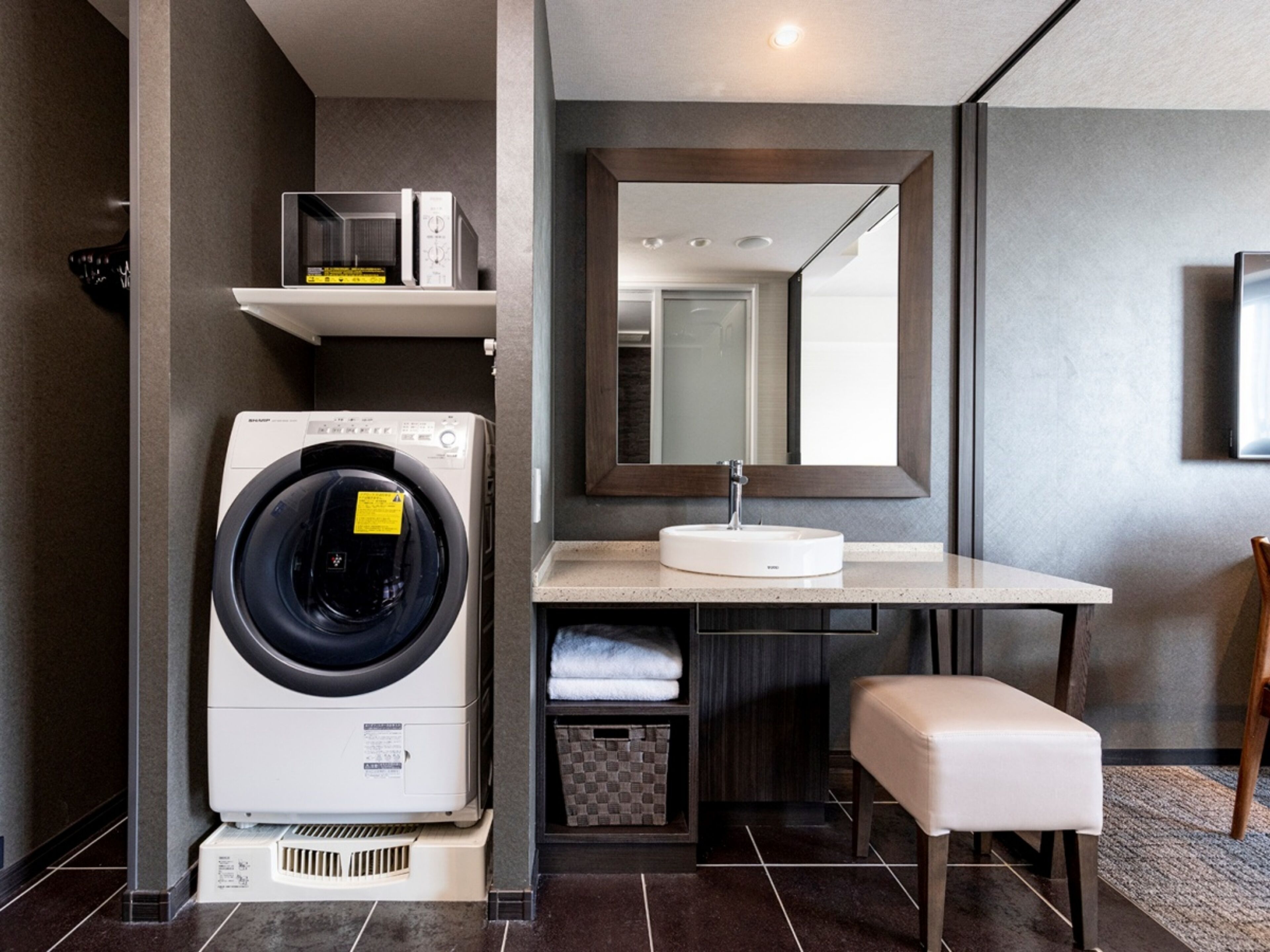 deluxe twin room, non smoking [washer and dryer furnished] | in-room safe, desk, blackout curtains, iron/ironing board