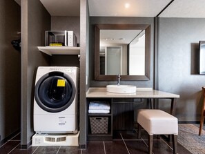 华丽双床房, 无烟房 (Washer and Dryer Furnished) | 客房内保险箱、办公桌、遮光窗帘、熨斗/熨板