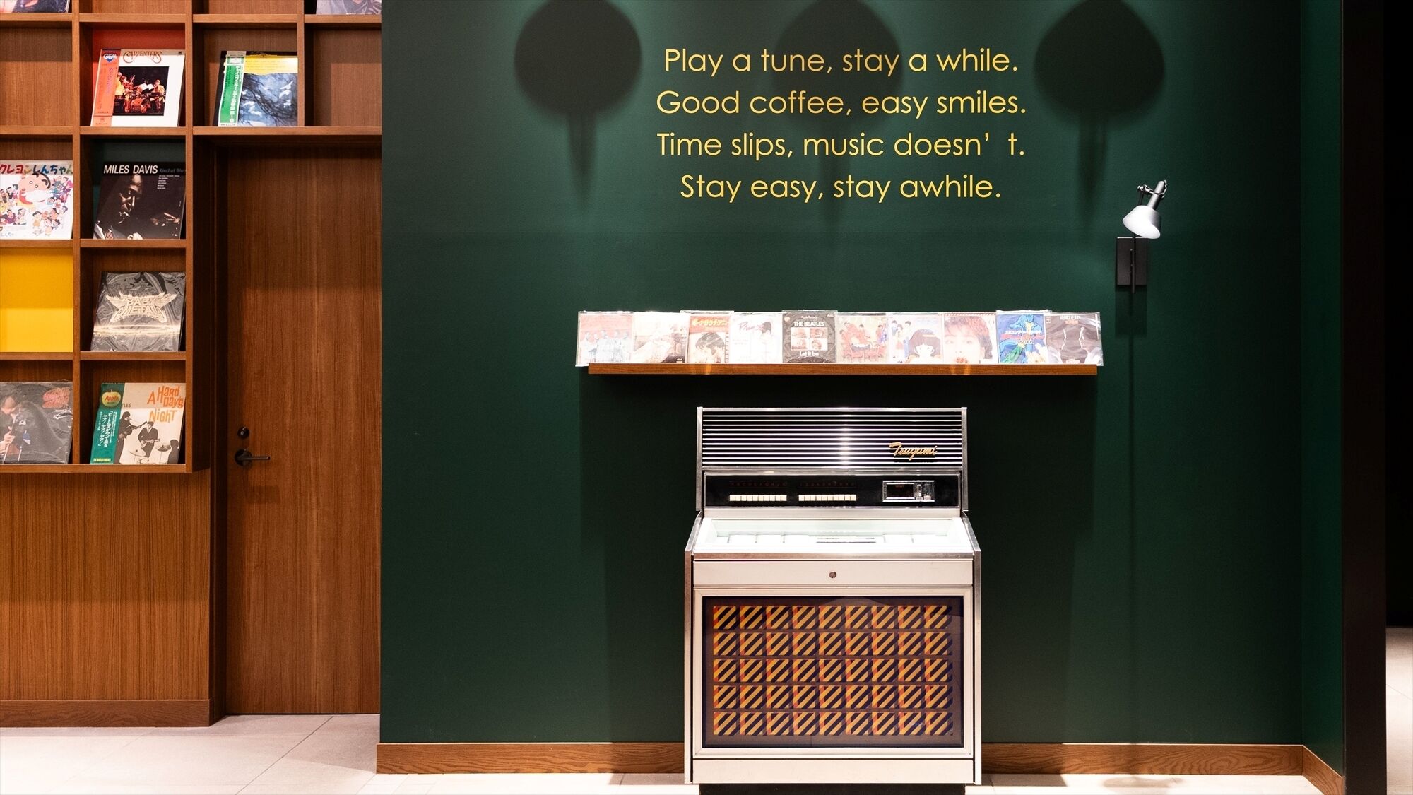 En utställning med musiktema, med en jukebox och vinylskivor.